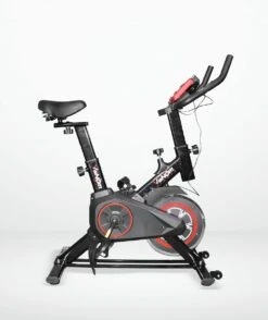 Venom Sports Hometrainer Fiets – Fitness Fiets – Professionele Indoor Cycle Met Lage Instap – Hometrainer Fitness – Hoge Stabiliteit – Spinningfiets – Cardio Bike – LCD Scherm – Verstelbaar – V-belt Aandrijving – Tot 175cm En 150kg – Zwart/Rood -Merkloos Winkel 1007x1200 13