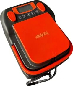 KRAKEN Elektrische Sup Accu Pomp | Ingebouwde Accu | Overal Gemakkelijk Supboards Oppompen | Extra USB Poorten Als Powerbank | Tot 4 Boards Oppompen En Leegpompen Op 1 Acculading | Interne Accu Opladen Aan Normaal Stopcontact 10 KRAKEN Elektrische Sup Accu Pomp | Ingebouwde Accu | Overal Gemakkelijk Supboards Oppompen | Extra USB Poorten Als Powerbank | Tot 4 Boards Oppompen En Leegpompen Op 1 Acculading | Interne Accu Opladen Aan Normaal Stopcontact -Merkloos Winkel 1027x1200 3