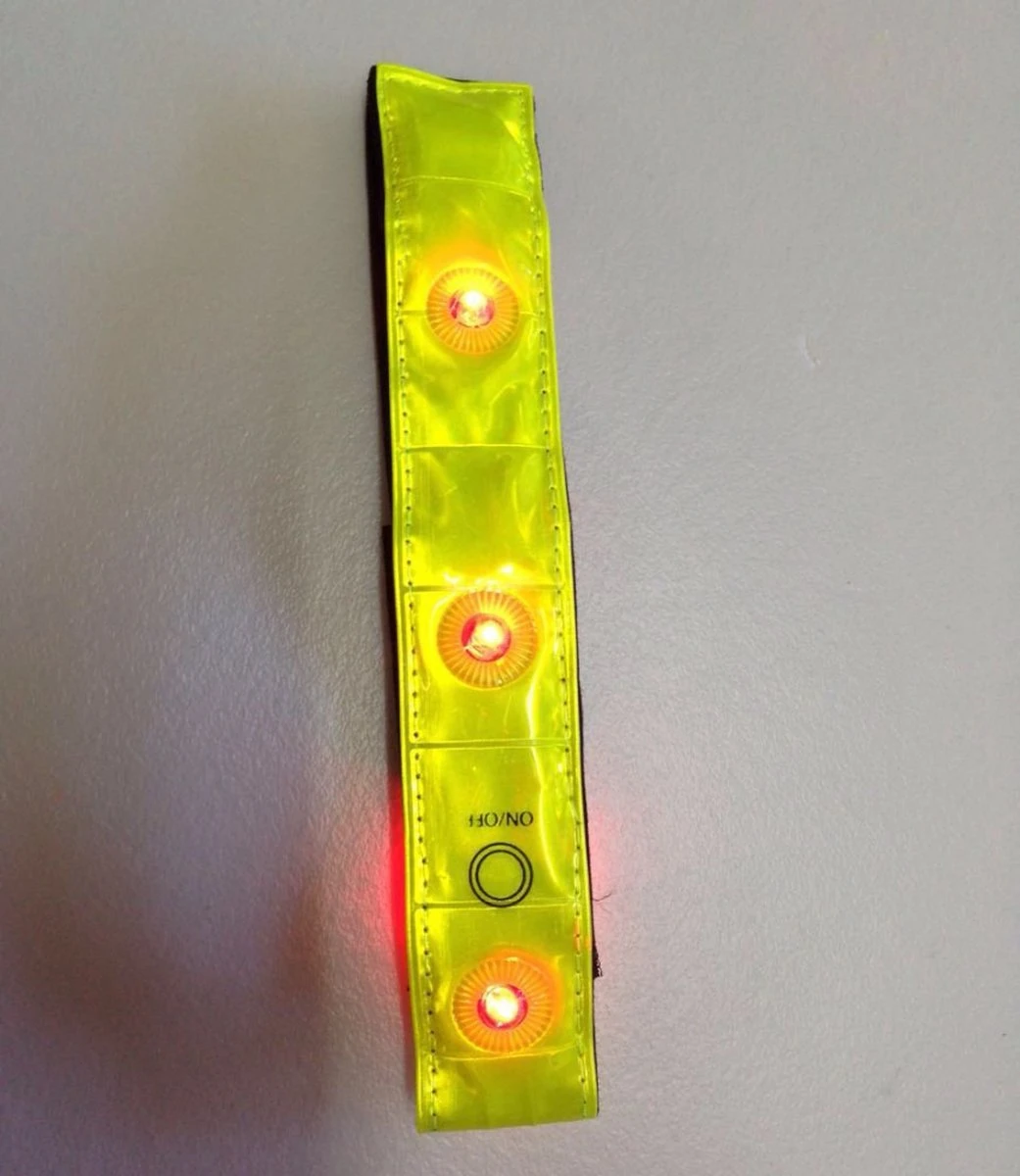 WVspecials® Reflecterende Armband - Hardloop Verlichting Armband - Verlichting Armband - Wandel Verlichting -Hardloop / Fietsen / Sporten Armband Met LED Licht - Hardloop Verlichting Lampjes - Lichtgevende Trail Running Light - 1 Veiligheidsband 6 WVspecials® Reflecterende Armband - Hardloop Verlichting Armband - Verlichting Armband - Wandel Verlichting -Hardloop / Fietsen / Sporten Armband Met LED Licht - Hardloop Verlichting Lampjes - Lichtgevende Trail Running Light - 1 Veiligheidsband - Afbeelding 4