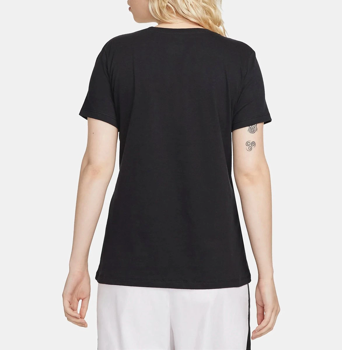Nike Sportswear Club Dames T-Shirt - Zwart - Maat M 5 Nike Sportswear Club Dames T-Shirt - Zwart - Maat M - Afbeelding 3