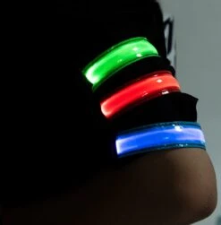 Arisenn® OPLAADBAAR LED LIGHTNING BAND ROOD|3 Standen | Reflecterende Hardloop Verlichting - Hardloop | Running Safety Led Light/ Reflecterende Armband Led/ Veiligheidsverlichting/ Hardloop Verlichting/ USB OPLAADBAAR / Sportarmbanden -Merkloos Winkel 1181x1200 15