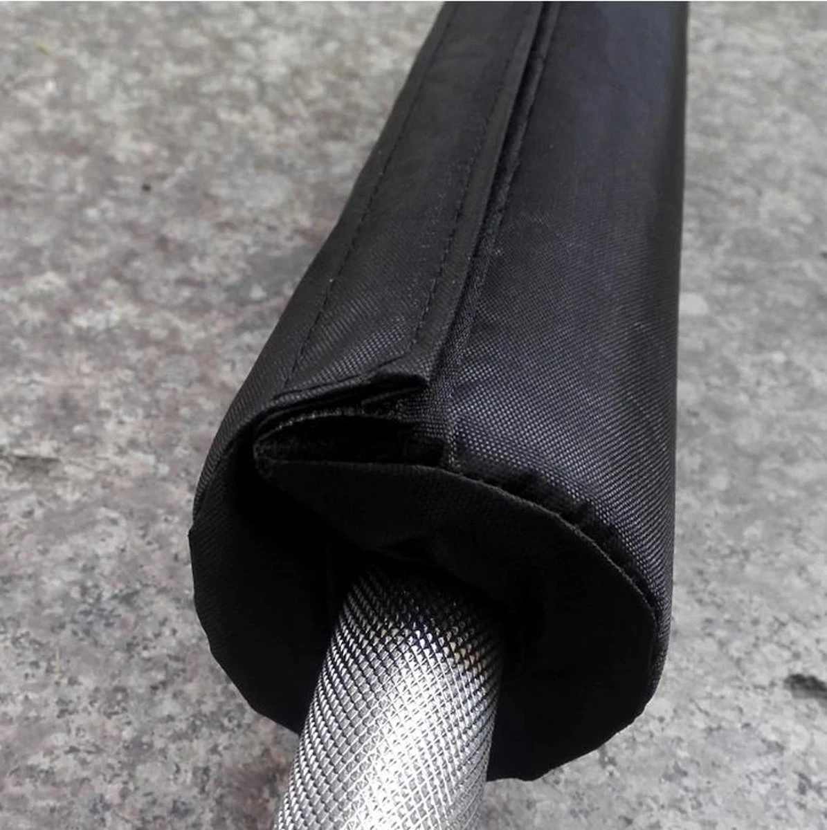 Merkloos Barbell Pad - Nekbeschermer Voor Halterstang - Squat Sponge - Barpad - Squat Stang Bar Pad - Hip Thrusts - Nekkussen - Barbell Kussen 5 Merkloos Barbell Pad - Nekbeschermer Voor Halterstang - Squat Sponge - Barpad - Squat Stang Bar Pad - Hip Thrusts - Nekkussen - Barbell Kussen - Afbeelding 3