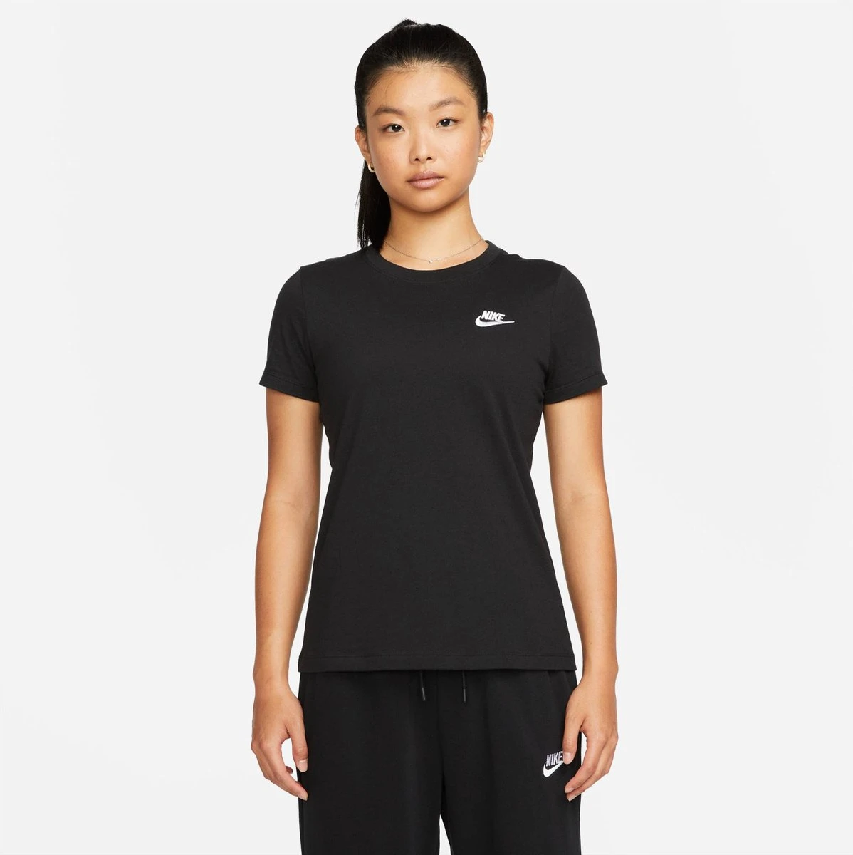 Nike Sportswear Club Dames T-Shirt - Zwart - Maat M 9 Nike Sportswear Club Dames T-Shirt - Zwart - Maat M - Afbeelding 7