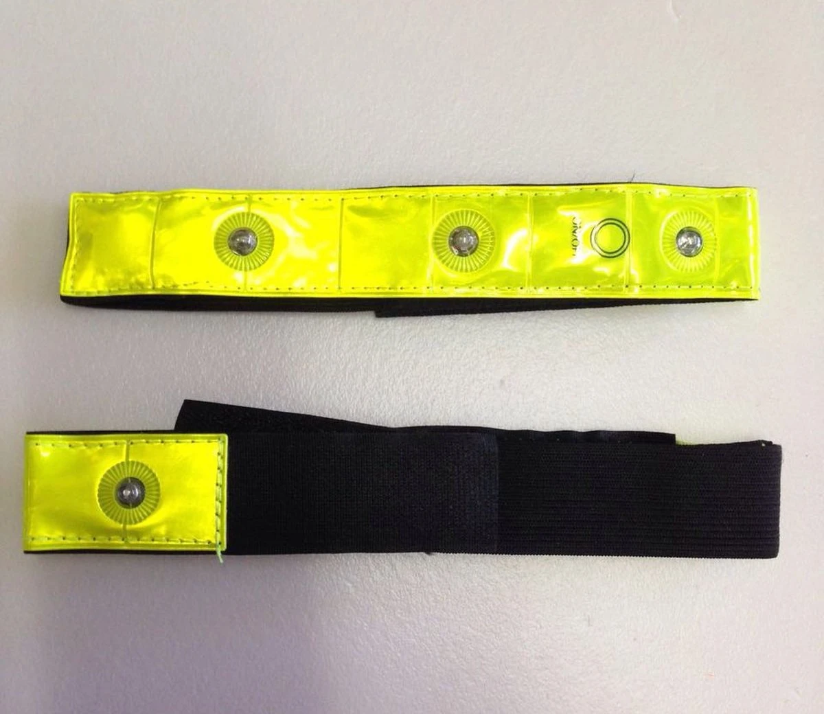 WVspecials® Reflecterende Armband - Hardloop Verlichting Armband - Verlichting Armband - Wandel Verlichting -Hardloop / Fietsen / Sporten Armband Met LED Licht - Hardloop Verlichting Lampjes - Lichtgevende Trail Running Light - 1 Veiligheidsband 9 WVspecials® Reflecterende Armband - Hardloop Verlichting Armband - Verlichting Armband - Wandel Verlichting -Hardloop / Fietsen / Sporten Armband Met LED Licht - Hardloop Verlichting Lampjes - Lichtgevende Trail Running Light - 1 Veiligheidsband - Afbeelding 7