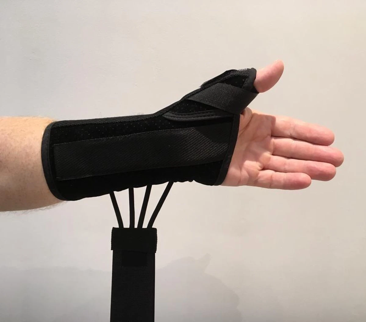 Polsduim Brace Van Medical Brace - Stevige Polssteun - Vingers Makkelijk Te Bewegen - Links - Maat M: Pols Omvang 16-18cm 5 Polsduim Brace Van Medical Brace - Stevige Polssteun - Vingers Makkelijk Te Bewegen - Links - Maat M: Pols Omvang 16-18cm - Afbeelding 3