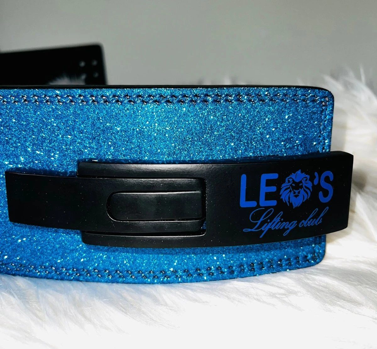 Leo's Lifting Club - Blue Sparkle Leverbelt - Glitter Blauwe Belt Met Hendel - Tijdelijk Met Gratis Verrassingscadeau! - Lifting Belt Woman - Buckle Belt - Gym - Sport - Sportschool Gear - Powerlift Belt - Bodybuilding - Halterriem - Gewichthefriem 3 Leo's Lifting Club - Blue Sparkle Leverbelt - Glitter Blauwe Belt Met Hendel - Tijdelijk Met Gratis Verrassingscadeau! - Lifting Belt Woman - Buckle Belt - Gym - Sport - Sportschool Gear - Powerlift Belt - Bodybuilding - Halterriem - Gewichthefriem