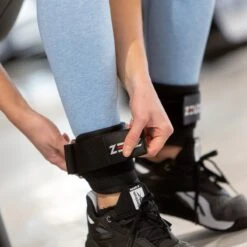 ZEUZ® Barbell Pad & 2 Stuks Enkelband Straps Fitness Set – Ankle Cuff Strap & Nekbeschermer – Zwart 24 ZEUZ® Barbell Pad & 2 Stuks Enkelband Straps Fitness Set – Ankle Cuff Strap & Nekbeschermer – Zwart -Merkloos Winkel 1200x1200 4967