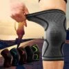 Compressie Knie Brace - Elastisch Bandage - Band - Strap - Sleeve - Kousen - Warmers - Blessures - Sport Ondersteuning - Knee Support - Vrouwen - Mannen - Maat: S - 1 Stuk - Grijs