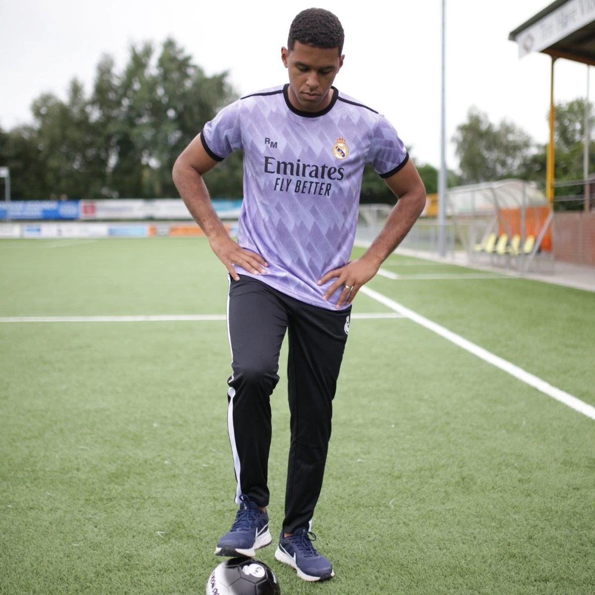 Real Madrid Uit Shirt Heren 22/23 - Real Madrid Shirt - Voetbalshirt Heren - Maat M 6 Real Madrid Uit Shirt Heren 22/23 - Real Madrid Shirt - Voetbalshirt Heren - Maat M - Afbeelding 4