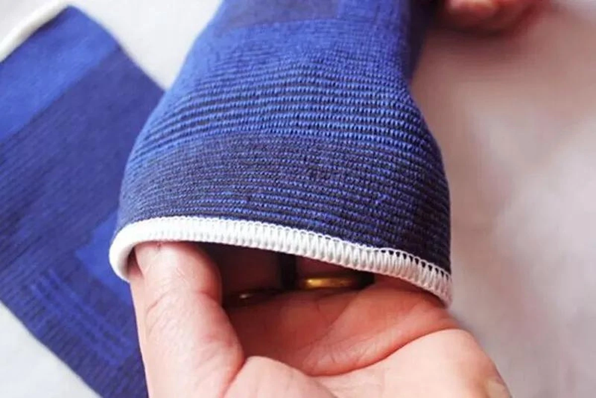 LOUZIR Kniebrace - Zeer Effectief - Unisex - Brace Knie - Knee Support - Brace Voor Knie - Knie Compressie - Knee Support Sleeve - Knie Bescherming - Massage Band - Support Sleeve - Compressie Knie - Goed Tegen Knieklachten - One Size - Blauw 13 LOUZIR Kniebrace - Zeer Effectief - Unisex - Brace Knie - Knee Support - Brace Voor Knie - Knie Compressie - Knee Support Sleeve - Knie Bescherming - Massage Band - Support Sleeve - Compressie Knie - Goed Tegen Knieklachten - One Size - Blauw - Afbeelding 11