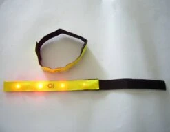WVspecials® Reflecterende Armband - Hardloop Verlichting Armband - Verlichting Armband - Wandel Verlichting -Hardloop / Fietsen / Sporten Armband Met LED Licht - Hardloop Verlichting Lampjes - Lichtgevende Trail Running Light - 1 Veiligheidsband 14 WVspecials® Reflecterende Armband - Hardloop Verlichting Armband - Verlichting Armband - Wandel Verlichting -Hardloop / Fietsen / Sporten Armband Met LED Licht - Hardloop Verlichting Lampjes - Lichtgevende Trail Running Light - 1 Veiligheidsband -Merkloos Winkel 1200x935 9