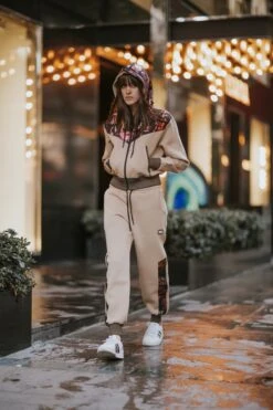 La Pèra Vrijetijdspak - Huispak Dames - Joggingpak - Tracksuit - Trainingspak - Jogger – Beige - L/XL -Merkloos Winkel 800x1200 190