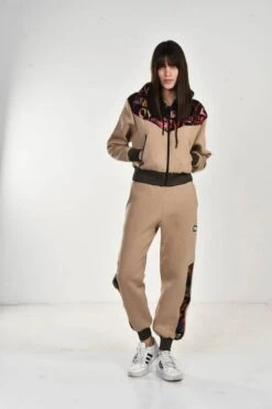 La Pèra Vrijetijdspak - Huispak Dames - Joggingpak - Tracksuit - Trainingspak - Jogger – Beige - L/XL -Merkloos Winkel 800x1200 191