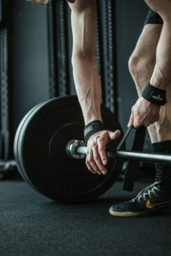 Reeva Lifting Straps -Zwarte Lifting Straps Met Padding - Verkocht Per Paar - Fitness Straps Geschikt Voor Mannen En Vrouwen -Merkloos Winkel 800x1200 225