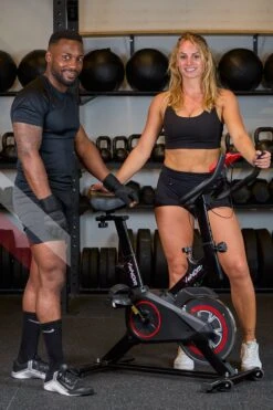 Venom Sports Hometrainer Fiets – Fitness Fiets – Professionele Indoor Cycle Met Lage Instap – Hometrainer Fitness – Hoge Stabiliteit – Spinningfiets – Cardio Bike – LCD Scherm – Verstelbaar – V-belt Aandrijving – Tot 175cm En 150kg – Zwart/Rood -Merkloos Winkel 800x1200 231