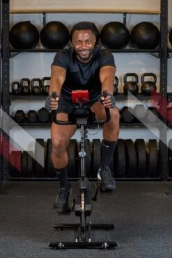 Venom Sports Hometrainer Fiets – Fitness Fiets – Professionele Indoor Cycle Met Lage Instap – Hometrainer Fitness – Hoge Stabiliteit – Spinningfiets – Cardio Bike – LCD Scherm – Verstelbaar – V-belt Aandrijving – Tot 175cm En 150kg – Zwart/Rood -Merkloos Winkel 800x1200 233