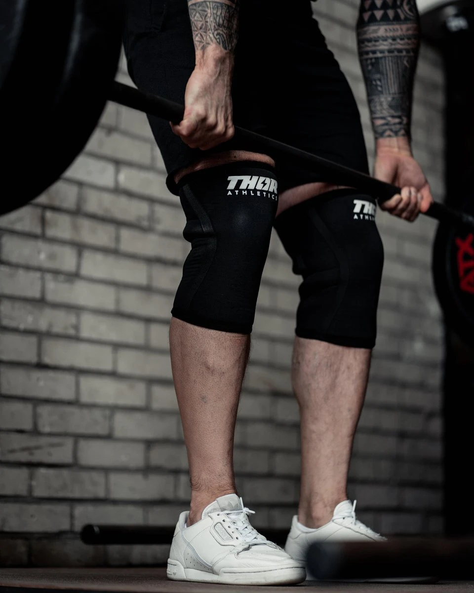 Thor Athletics - Knee Sleeves Zwart - 7MM - Krachttraining Accessoires - Powerlifting - Bodybuilding - Squat - Maat (L) 6 Thor Athletics - Knee Sleeves Zwart - 7MM - Krachttraining Accessoires - Powerlifting - Bodybuilding - Squat - Maat (L) - Afbeelding 4