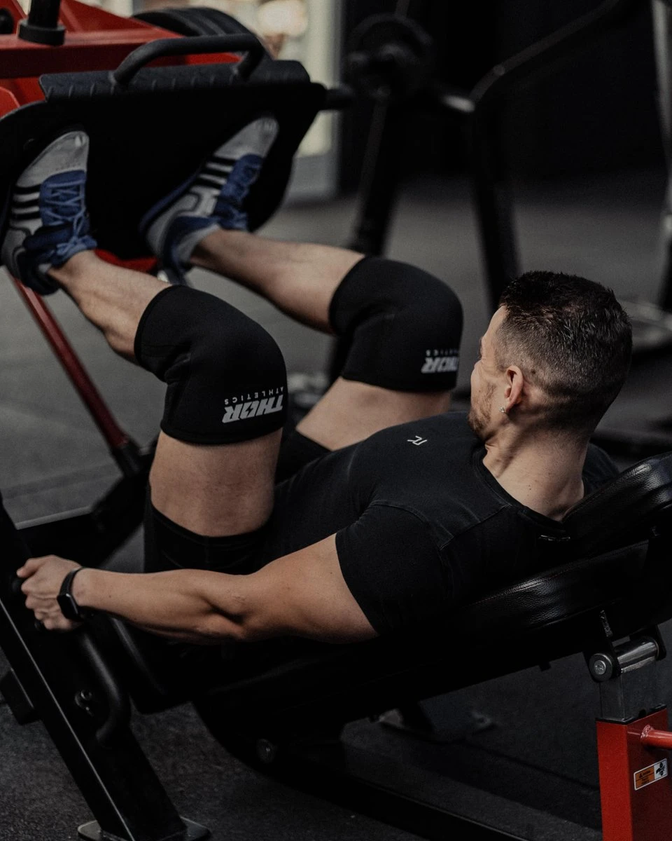 Thor Athletics - Knee Sleeves Zwart - 7MM - Krachttraining Accessoires - Powerlifting - Bodybuilding - Squat - Maat (S) 6 Thor Athletics - Knee Sleeves Zwart - 7MM - Krachttraining Accessoires - Powerlifting - Bodybuilding - Squat - Maat (S) - Afbeelding 4